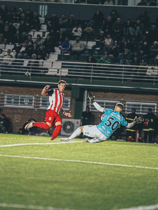 Jugadores de Barracas Central y Banfield disputando el balón durante el partido en el estadio Florencio Sola