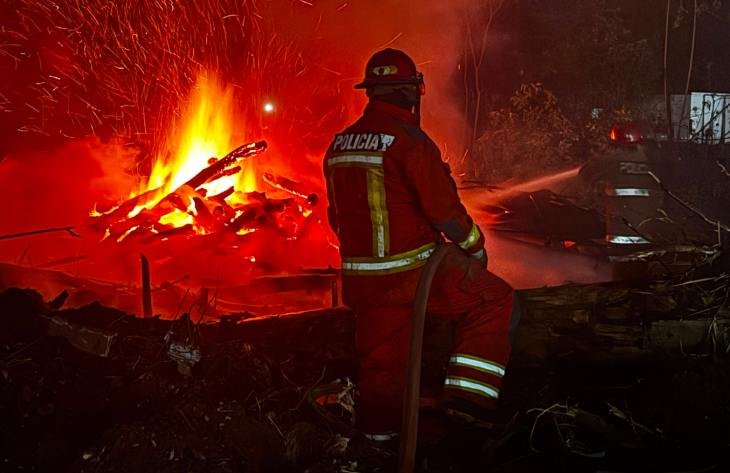 Bomberos extinguen incendio en Las Talitas