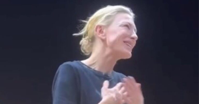Cate Blanchett en el escenario del Teatro Nacional de Londres durante Electra/Persona
