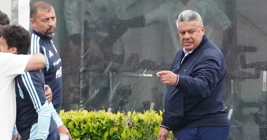 Claudio Chiqui Tapia junto a Julián Álvarez, Cristian Romero, Enzo Fernández y Lisandro Martínez en la foto cábala previa al partido de la Selección Argentina