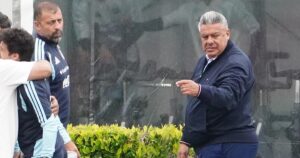 Claudio Chiqui Tapia junto a Julián Álvarez, Cristian Romero, Enzo Fernández y Lisandro Martínez en la foto cábala previa al partido de la Selección Argentina