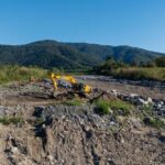 Maquinaria pesada trabajando en la Ruta Provincial 321 y el río Lules para recuperar la calzada y encauzar el río.
