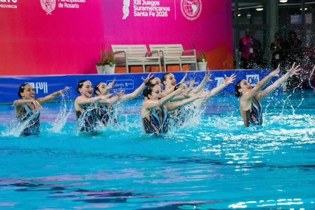 Equipo argentino de natación artística durante la final de equipos mixtos en los Juegos Suramericanos 2026 en Rosario