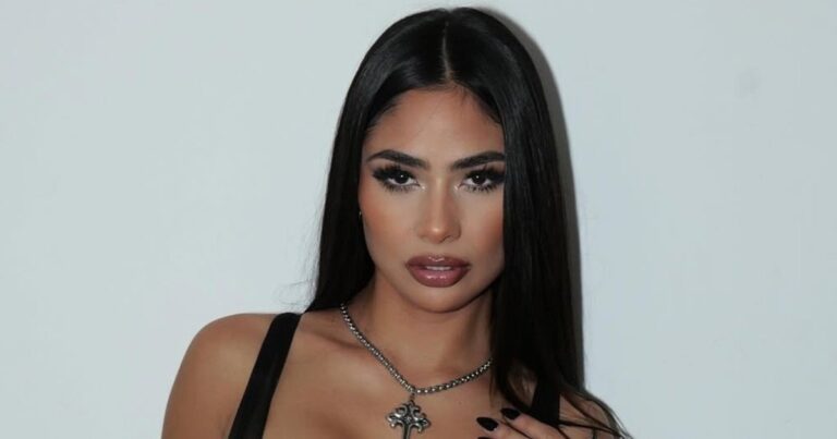 Daniela Celis en una entrevista de streaming