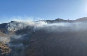 Brigadistas forestales trasladados en helicóptero para contener el incendio en el cerro El Muñoz