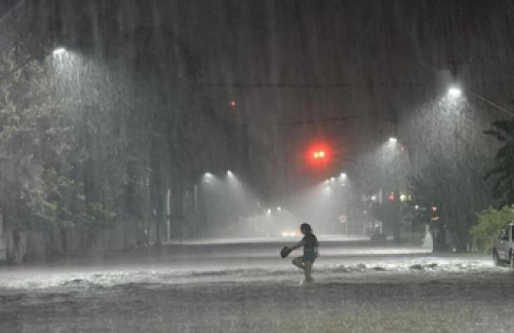 Imagen de lluvia intensa y calles anegadas en Tucumán durante el temporal