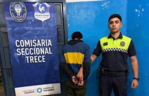 Móvil policial en la vía pública