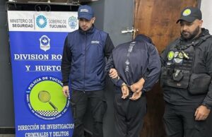 Móvil policial en un operativo de allanamiento en Tucumán