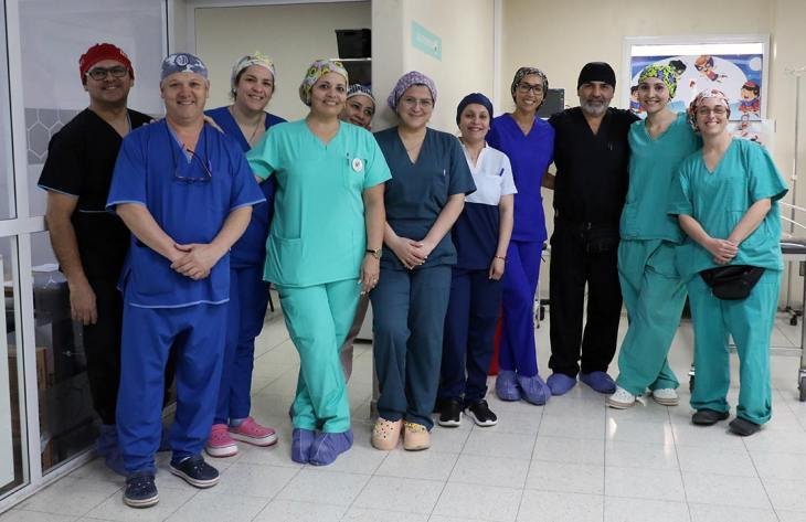 Instrumentadora quirúrgica del Hospital del Niño Jesús durante una jornada laboral