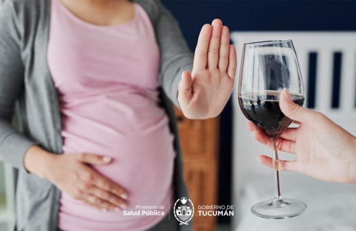 Profesional de la salud brindando una charla sobre prevención del consumo de alcohol durante el embarazo