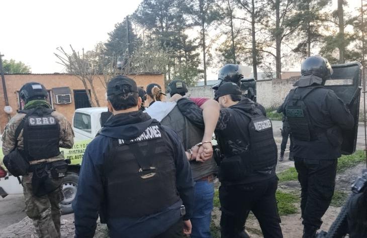 Efectivos policiales durante un allanamiento en Tucumán