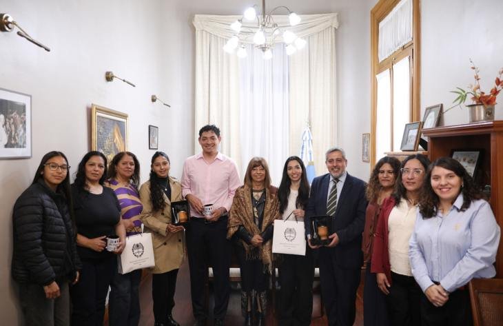Autoridades del Ministerio de Educación de Tucumán junto a los tres becarios del IES Lola Mora