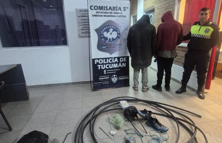 Efectivos policiales durante el operativo por robo de cables en Tucumán