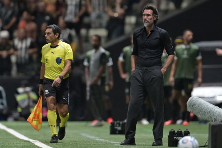 Eduardo Domínguez, entrenador de Atlético Mineiro, durante un partido en la Arena MRV