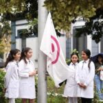 Autoridades, docentes y estudiantes durante el izamiento de la Bandera de la Paz en la Secretaría de Educación de Tucumán