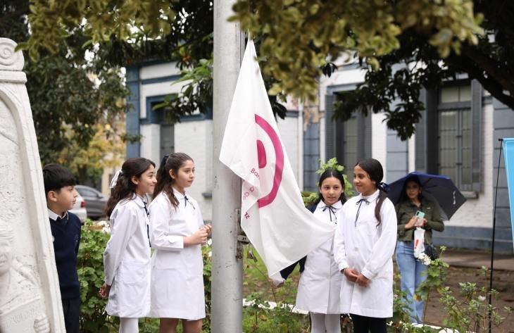 Autoridades, docentes y estudiantes durante el izamiento de la Bandera de la Paz en la Secretaría de Educación de Tucumán
