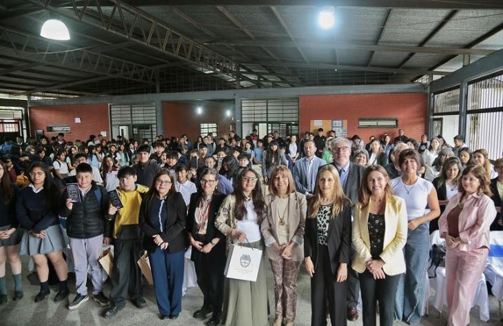 Autoridades educativas y representantes de UNICEF durante la entrega de libros en la Escuela Secundaria Blas Parera