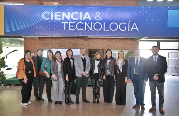 Autoridades del Ministerio de Educación y la UNT durante la presentación de "Escuelas que cuidan" en el CIIDEPT