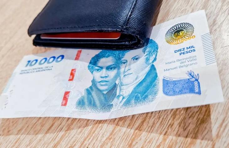 Empleados estatales cobrando en cajeros automáticos