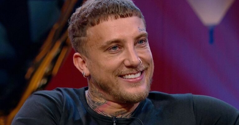 El Polaco sonríe frente al espejo junto a su estilista Cristian Rey durante el cambio de look