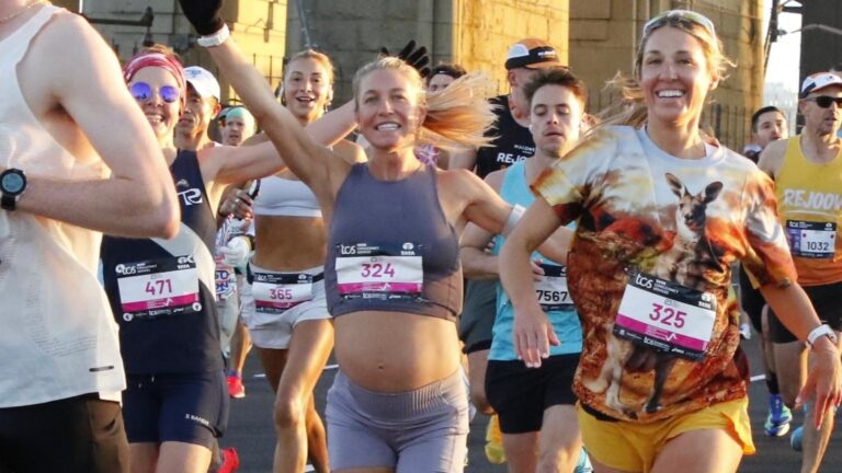 Corredora Ali Anderson cruzando la línea de meta del Maratón de Sídney con 32 semanas de embarazo