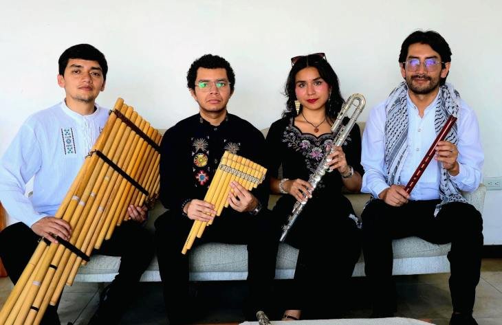 Ensamble Takiksapa de Ecuador durante una presentación musical
