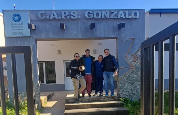 Equipo de salud caminando por zona de montaña en Trancas durante un operativo de atención