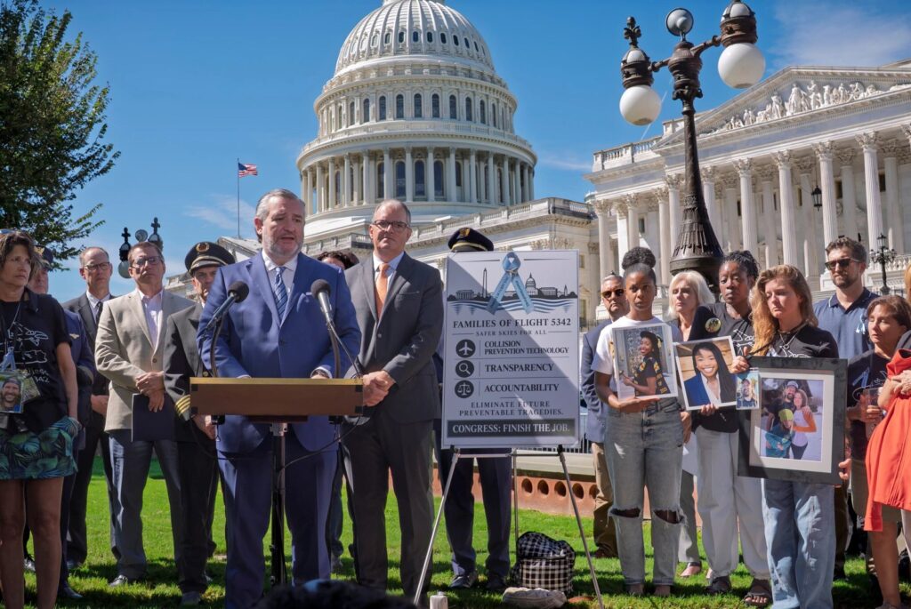 Familiares de las víctimas del choque aéreo en Washington D.C. reunidos frente al Capitolio para exigir reformas de seguridad