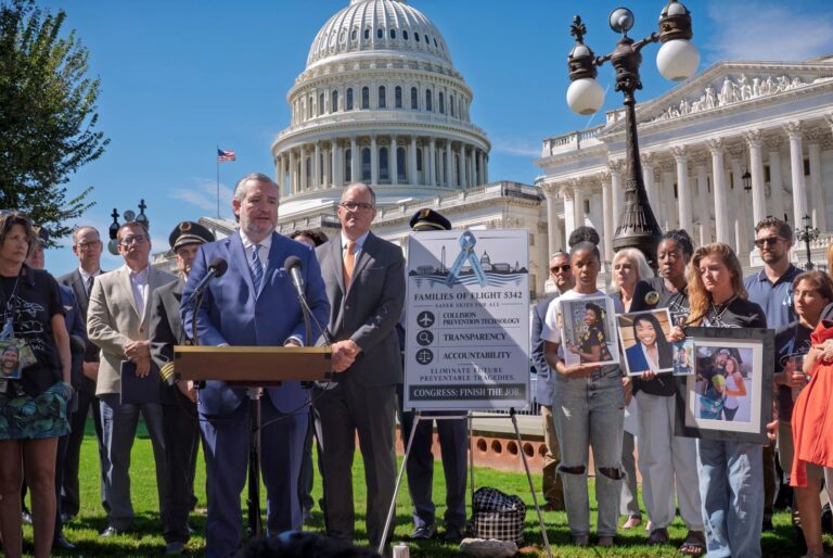 Familiares de las víctimas del choque aéreo en Washington D.C. reunidos frente al Capitolio para exigir reformas de seguridad