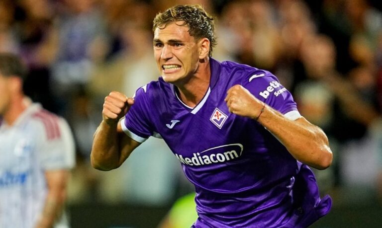 Franco Mastantuono y Mateo Pellegrino en el partido de la Fiorentina contra Pisa por la Copa Italia