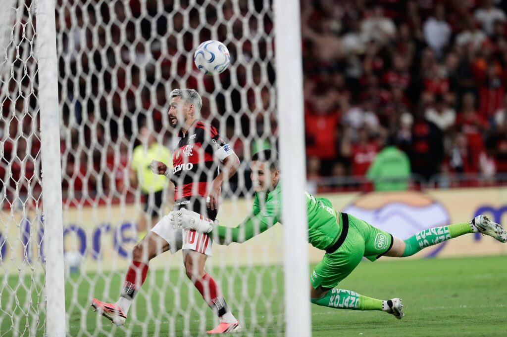 Jugadores de Flamengo celebrando la clasificación a semifinales de la Copa Libertadores en el Maracaná