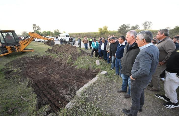 Maquinaria pesada trabajando en la limpieza de canales en Tucumán