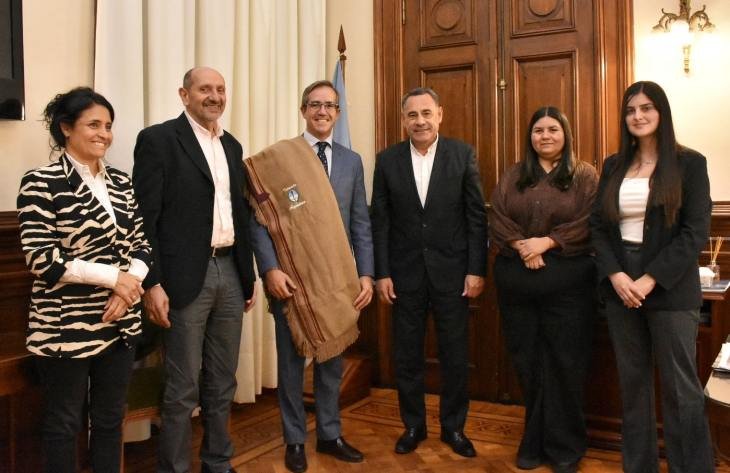 Autoridades del Gobierno de Tucumán y representantes de EUDE Business School durante la firma del convenio de cooperación.