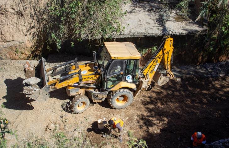 Maquinaria pesada trabajando en la limpieza de un canal en Tucumán