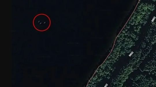 Imagen satelital del Lago Ness con tres formas alargadas y blanquecinas bajo la superficie del agua