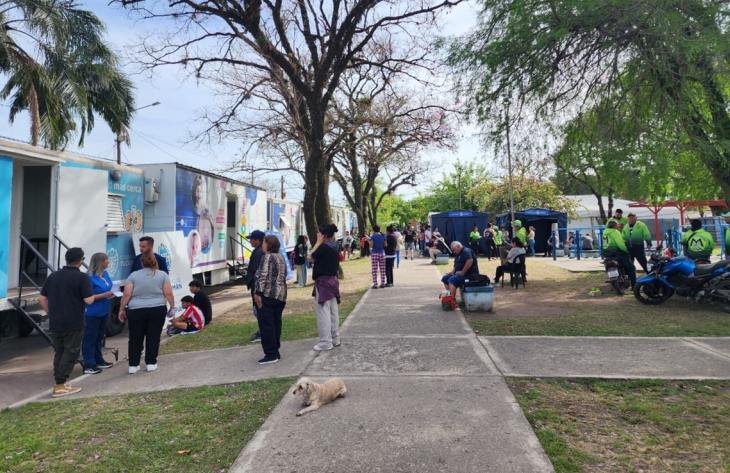 Hospital Móvil del Ministerio de Salud Pública atendiendo a vecinos en Barrio Echeverría