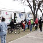 Hospital Móvil atendiendo a pacientes en la Plaza del Barrio Echeverría, Tucumán