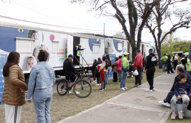 Hospital Móvil atendiendo a pacientes en la Plaza del Barrio Echeverría, Tucumán