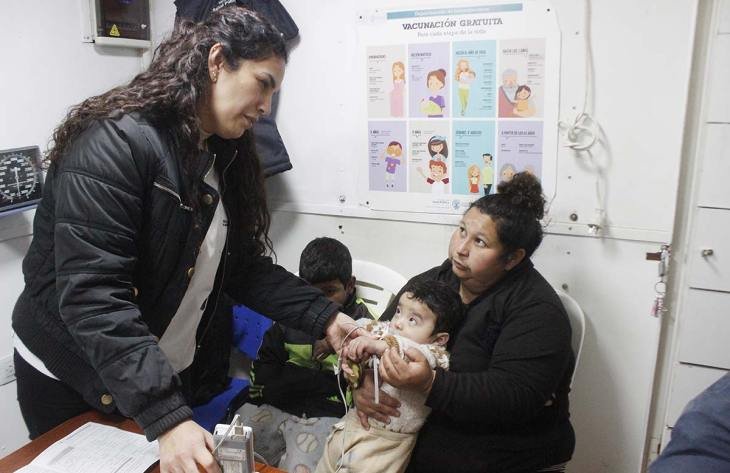 Hospital Móvil del Ministerio de Salud Pública atendiendo en Plaza Echeverría, Tucumán