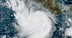 Imagen satelital del huracán Polo frente a las costas de México