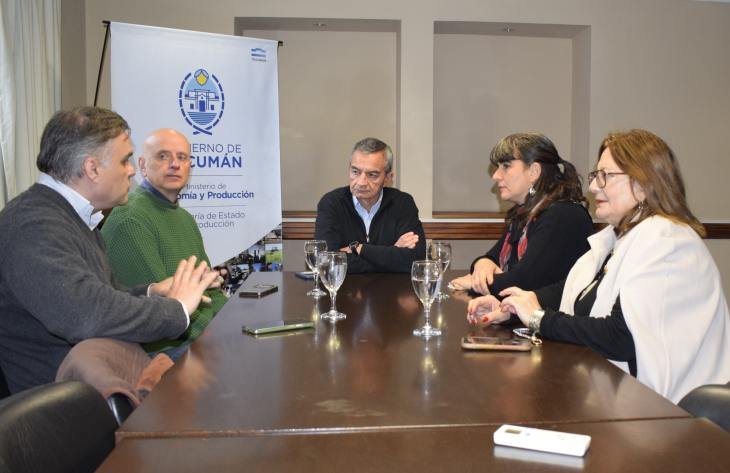 Reunión entre funcionarios y referentes de cooperativa y fundación en Tucumán