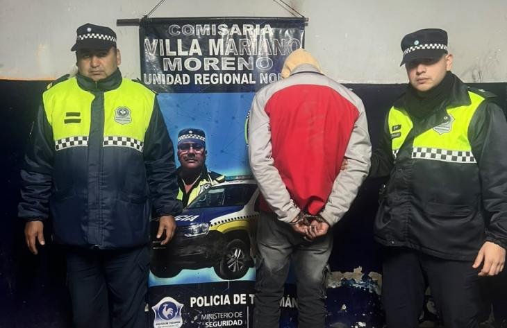 Móvil policial en la intersección de calles 7 y 18 de Tucumán