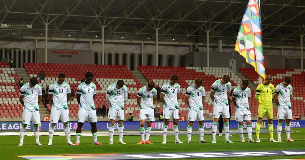 Jugadores de la selección de Irlanda con brazaletes negros durante el himno de Israel en el partido de la Nations League