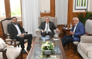 Reunión entre el gobernador Osvaldo Jaldo y los legisladores Roque Álvarez y Carlos Fúnez en Casa de Gobierno