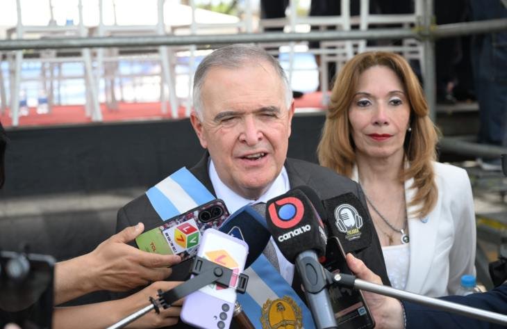 Gobernador Osvaldo Jaldo durante una conferencia de prensa