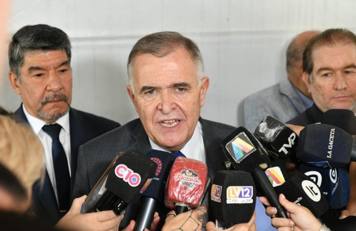 Gobernador Osvaldo Jaldo durante una conferencia de prensa en Casa de Gobierno