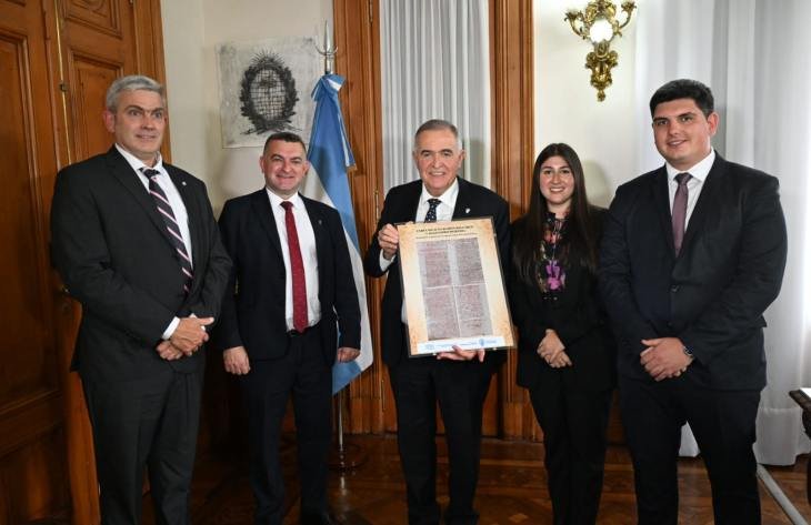 Gobernador Osvaldo Jaldo durante la presentación del documento histórico en el Archivo Histórico de Tucumán