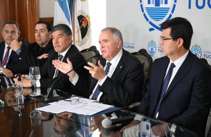 Gobernador Osvaldo Jaldo durante una conferencia de prensa en Casa de Gobierno