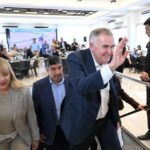 Gobernador Osvaldo Jaldo y autoridades durante el almuerzo en el Hipódromo de Tucumán