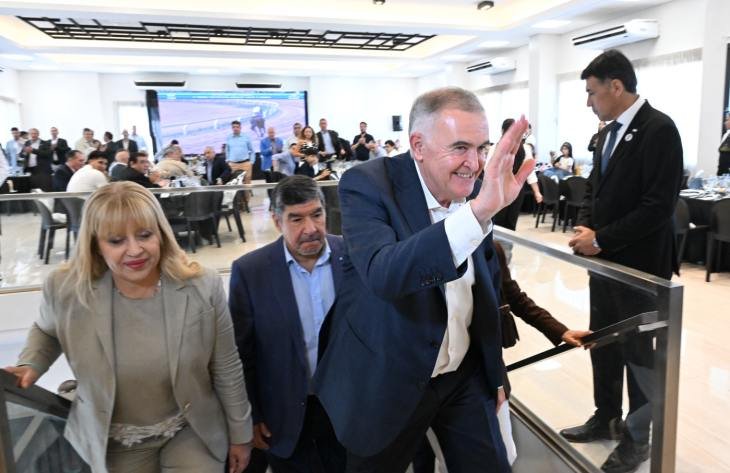 Gobernador Osvaldo Jaldo y autoridades durante el almuerzo en el Hipódromo de Tucumán